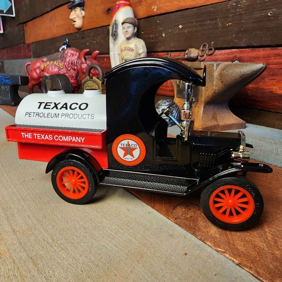 Texaco Gearbox 1912 Ford Oil Tanker 1:24 Scale Die-Cast Metal Collectible Bank