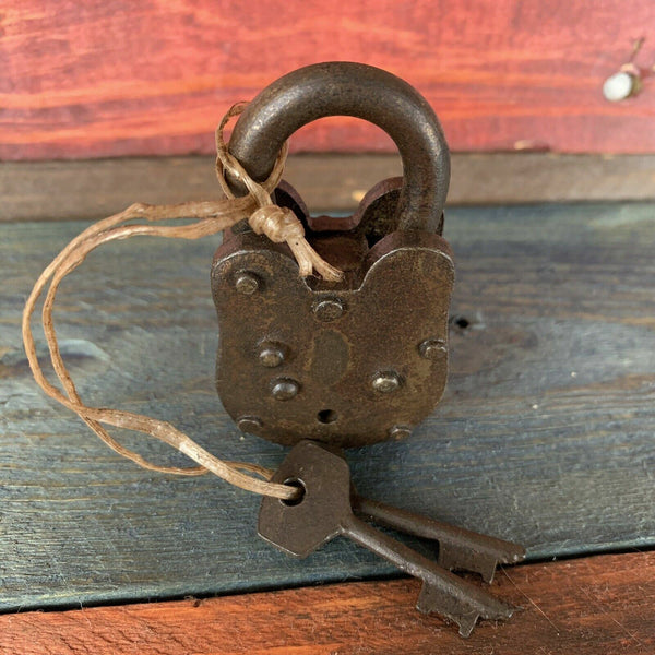 Yuma Territorial Prison Working Cast Iron Lock W/ 2 Keys W/ Rusty Antique Finish